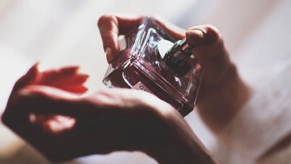 از بین بردن لکه عطر از روی لباس